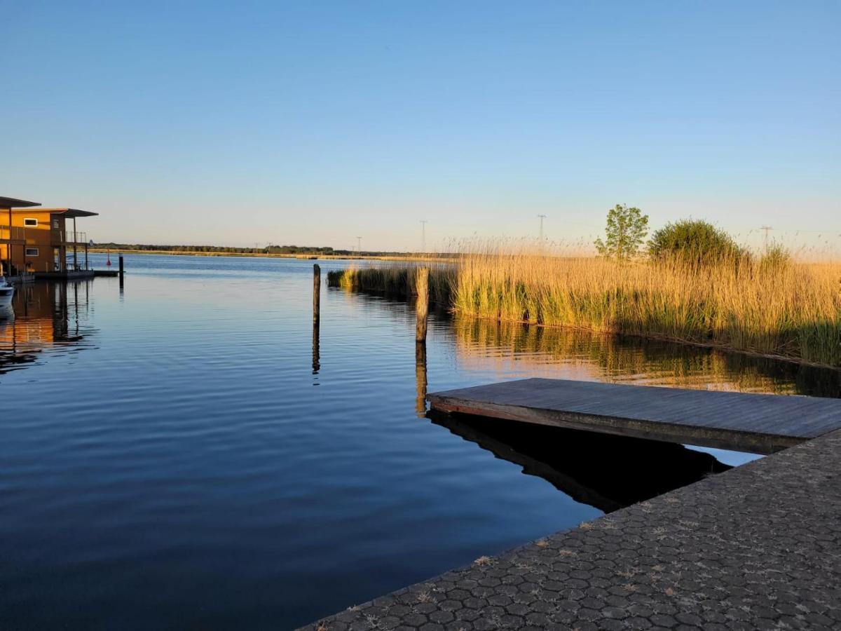 4 Sterne Dtv Floating House Hotel Kroslin Exterior photo